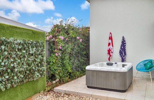 Pottsville Casa | Dog-Friendly Beach House @ Black Rocks by uHoliday