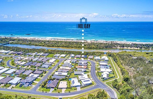 Pottsville Casa | Dog-Friendly Beach House @ Black Rocks by uHoliday