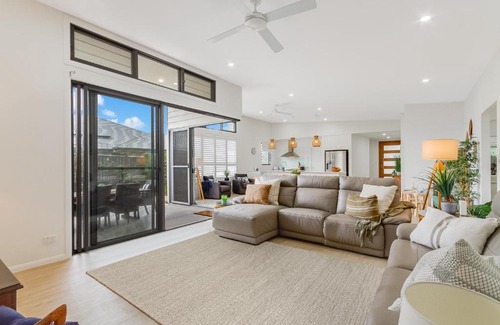 Pottsville Casa | Dog-Friendly Beach House @ Black Rocks by uHoliday