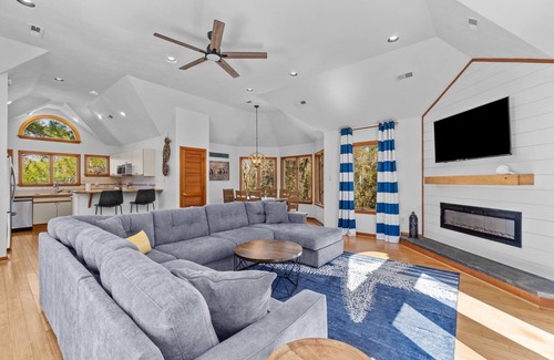 Monteray Shores Casa | Dog Friendly beachhome with own pool &hot tub view of sound 5min walk from beach