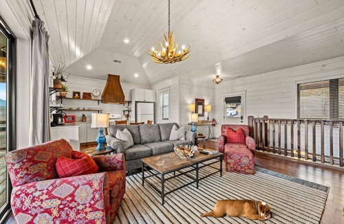 Chalet Village Cabina | dog-friendly | BEST views | hot tub | luxury | free Dollywood tkt | Haven