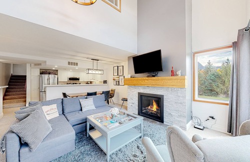 The Blue Mountains Condominio | Dog-friendly skiier's condo with high-speed WiFi, gas fireplace, & central AC