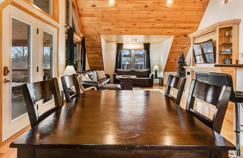 New Lisbon Cabina | Dog-Friendly Cabin Near State Park with Free WiFi, Gas Fireplace, & Pond Access