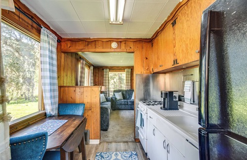 Cascade Cabina | Dog Friendly: Cabin w/ Yard & Mtn Views in Cascade