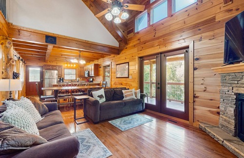 Caryville Cabina | Dog- friendly cabin with lakeside views, deck & game room