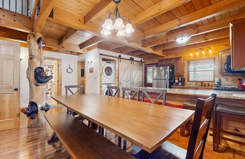 Caryville Cabina | Dog- friendly cabin with lakeside views, deck & game room