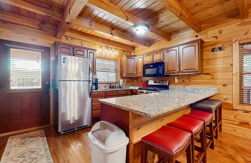 Caryville Cabina | Dog- friendly cabin with lakeside views, deck & game room