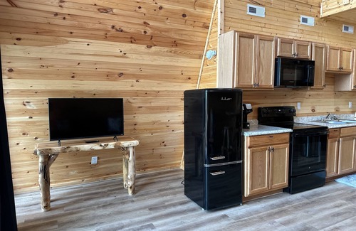 Newport Cabina | Dog-friendly cabin with mountain & water views - balcony, smart TVs, W/D, & AC