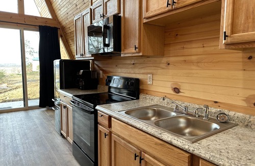 Newport Cabina | Dog-friendly cabin with mountain & water views - balcony, smart TVs, W/D, & AC