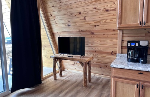 Newport Cabina | Dog-friendly cabin with mountain & water views - balcony, smart TVs, W/D, & AC