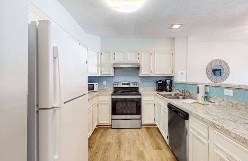 Ocean Sands Condominio | Dog-friendly coastal condo with beach access, tennis courts, balcony & fast WiFi
