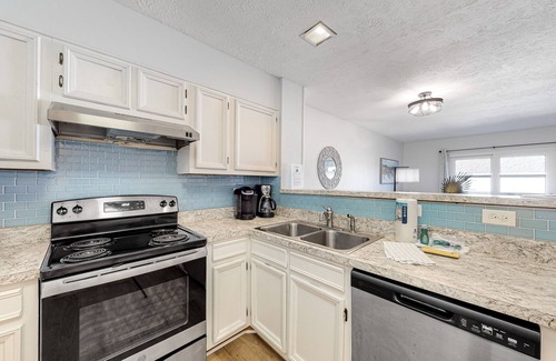 Ocean Sands Condominio | Dog-friendly coastal condo with beach access, tennis courts, balcony & fast WiFi