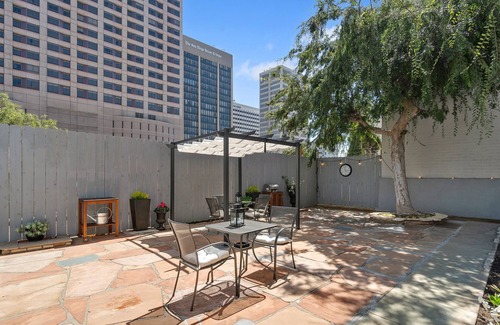 Cortez Hill Casa | Condominio actualizado en el Gaslamp con patio cubierto y excelente ubicación.