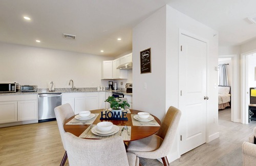 Somersworth Apartamento | Dog-friendly condo with full kitchen, central AC, & fast WiFi in a walkable area