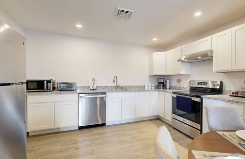 Somersworth Apartamento | Dog-friendly condo with full kitchen, central AC, & fast WiFi in a walkable area