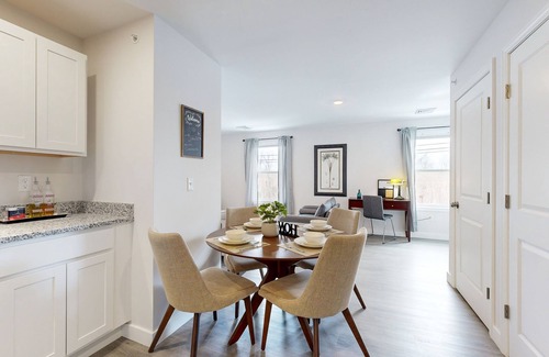 Somersworth Apartamento | Dog-friendly condo with full kitchen, central AC, & fast WiFi in a walkable area