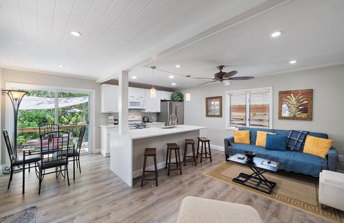 Indian Beach Sapphire Shores Cabaña | Dog-Friendly, Cozy Cottage, Private Patio, Walk to Bay, Near Downtown