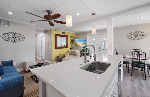 Indian Beach Sapphire Shores Cabaña | Dog-Friendly, Cozy Cottage, Private Patio, Walk to Bay, Near Downtown