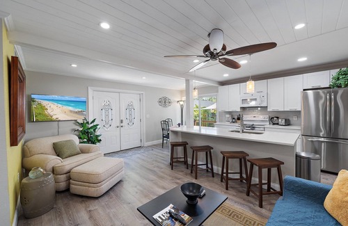Indian Beach Sapphire Shores Cabaña | Dog-Friendly, Cozy Cottage, Private Patio, Walk to Bay, Near Downtown