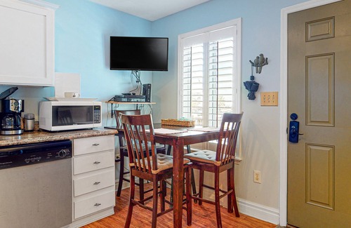 Folly Beach Condominio | Dog-Friendly, Downtown Folly Beach Condo w/Free WiFi, Flatscreen TVs & more