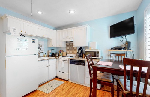 Folly Beach Condominio | Dog-Friendly, Downtown Folly Beach Condo w/Free WiFi, Flatscreen TVs & more