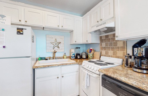 Folly Beach Condominio | Dog-Friendly, Downtown Folly Beach Condo w/Free WiFi, Flatscreen TVs & more