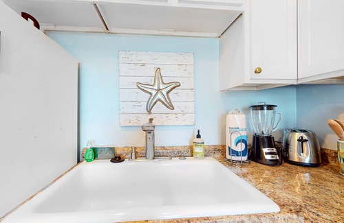 Folly Beach Condominio | Dog-Friendly, Downtown Folly Beach Condo w/Free WiFi, Flatscreen TVs & more