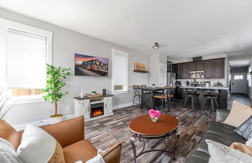 Carlton Casa | Dog-Friendly Downtown Carlton Townhouse #4, Steps to Tasting, Dining, Shops, BBQ