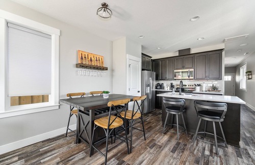 Carlton Casa | Dog-Friendly Downtown Carlton Townhouse #4, Steps to Tasting, Dining, Shops, BBQ