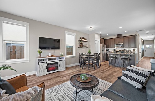 Carlton Casa | Dog-Friendly Downtown Carlton Townhouse #6, Steps to Tasting, Dining, Shops, BBQ