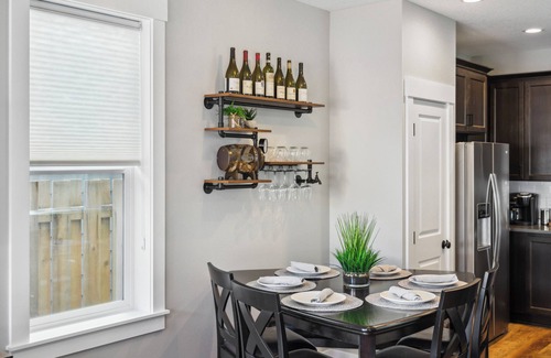 Carlton Casa | Dog-Friendly Downtown Carlton Townhouse #6, Steps to Tasting, Dining, Shops, BBQ