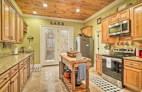 Sharps Chapel Casa | Dog-Friendly Family Home Steps to Norris Lake
