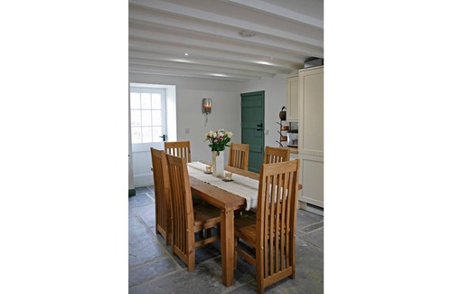 Abergele Casa | Dog friendly farmhouse with hot tub