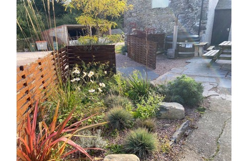 Abergele Casa | Dog friendly farmhouse with hot tub