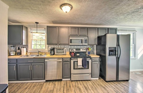 Fayetteville Casa | Dog-Friendly Fayetteville Home w/ Hot Tub!