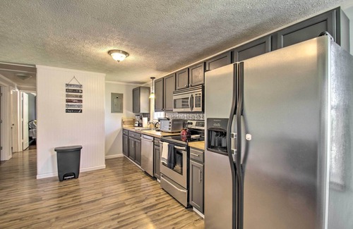Fayetteville Casa | Dog-Friendly Fayetteville Home w/ Hot Tub!