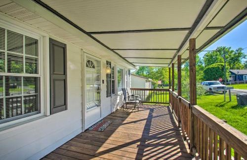 Fayetteville Casa | Dog-Friendly Fayetteville Home with Hot Tub!