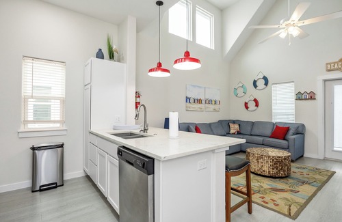Corpus Christi Casa | Dog-Friendly Getaway with Fun Amenities, Just Steps from the Beach