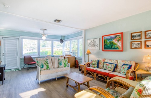 Tarpon River Casa | Dog-friendly home with lovely garden & patio - walk to the river & downtown
