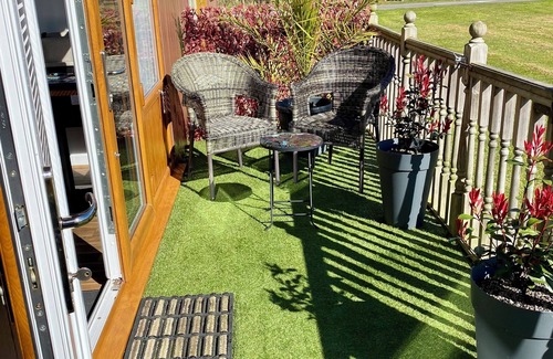 Mablethorpe Chalet De Esquí | Dog Friendly Holiday Chalet close to the Beach Bar & Restaurant on-site