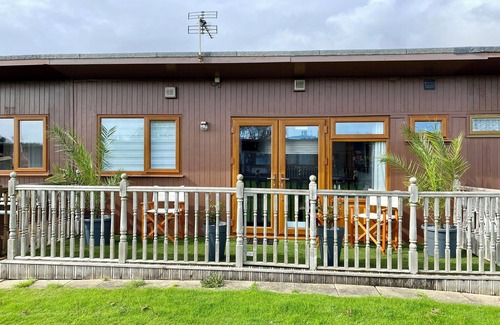Mablethorpe Chalet De Esquí | Dog Friendly Holiday Chalet close to the Beach Bar & Restaurant on-site