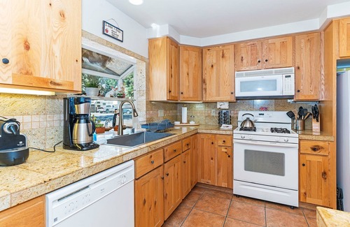 Truckee Cabina | Heart of Truckee - ¡Se admiten mascotas, a pie de supermercados y tiendas!