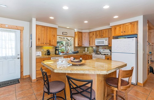 Truckee Cabina | Heart of Truckee - ¡Se admiten mascotas, a pie de supermercados y tiendas!