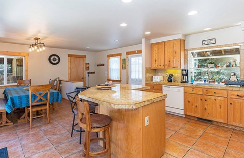 Truckee Cabina | Heart of Truckee - ¡Se admiten mascotas, a pie de supermercados y tiendas!