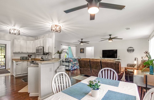 Kapoho Casa | Dog-friendly home near the ocean with lanai, washer/dryer, desk and Free Wifi