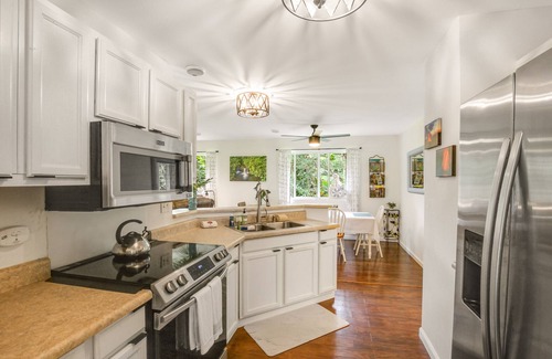 Kapoho Casa | Dog-friendly home near the ocean with lanai, washer/dryer, desk and Free Wifi