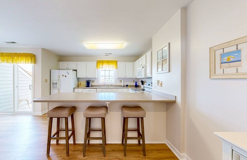 Bethany Beach Condominio | Dog-friendly home with water-view balconies, on-site pool, washer/dryer, AC