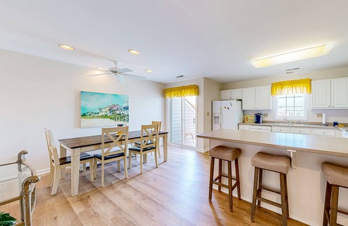 Bethany Beach Condominio | Dog-friendly home with water-view balconies, on-site pool, washer/dryer, AC
