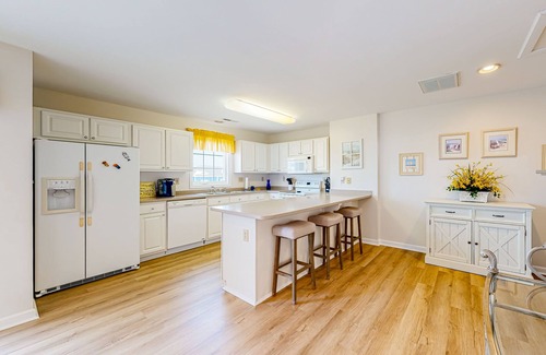 Bethany Beach Condominio | Dog-friendly home with water-view balconies, on-site pool, washer/dryer, AC