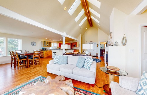 Lincoln City Casa | Dog-friendly home with beautiful ocean view, game room & easy beach access
